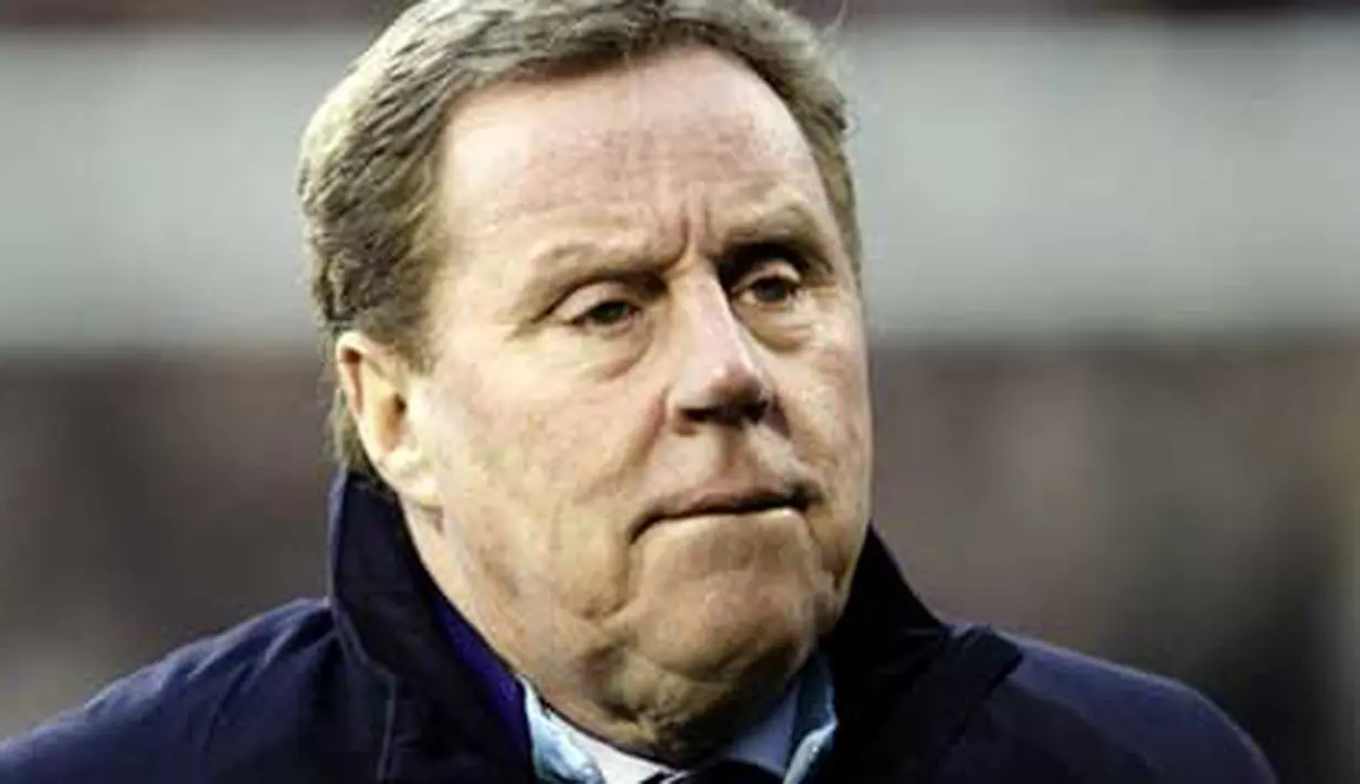 Manager of Tottenham Hotspurs Harry Redknapp awaits kick off against Fulham during a FA Cup fourth round football match at Craven Cottage in London, England, on January 30, 2011. AFP PHOTO/Ian Kington