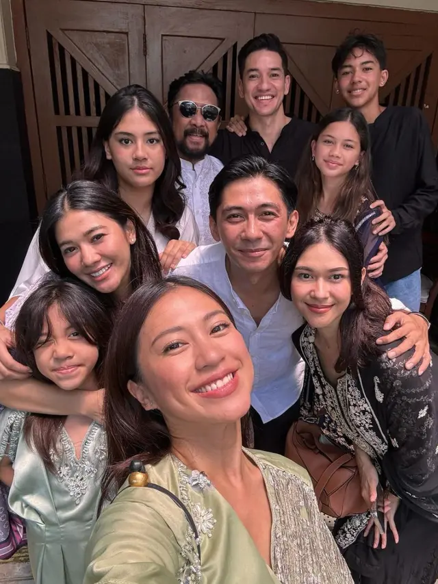 Sudah Bercerai, Ini 6 Momen Seleb Rayakan Lebaran Bersaman Mantan