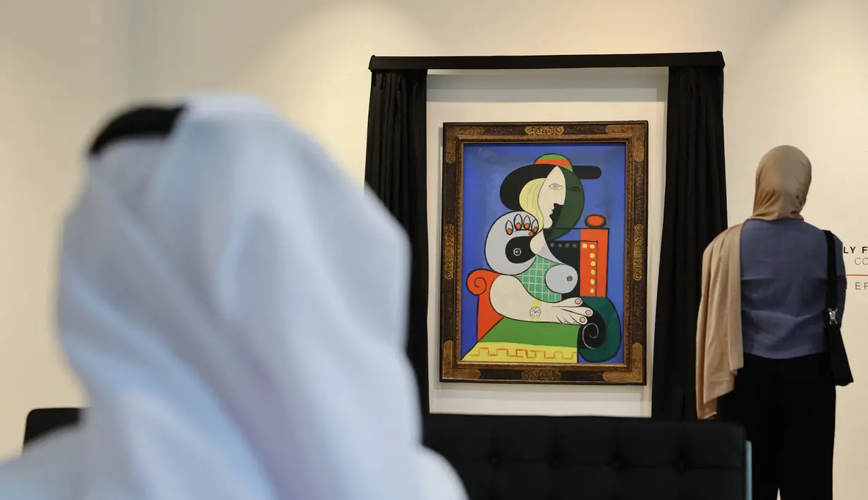 Pengunjung melihat lukisan Pablo Picasso 'Femme à la montre' yang dipamerkan di Sotheby's Dubai pada tanggal 25 September 2023. (Giuseppe CACACE / AFP)