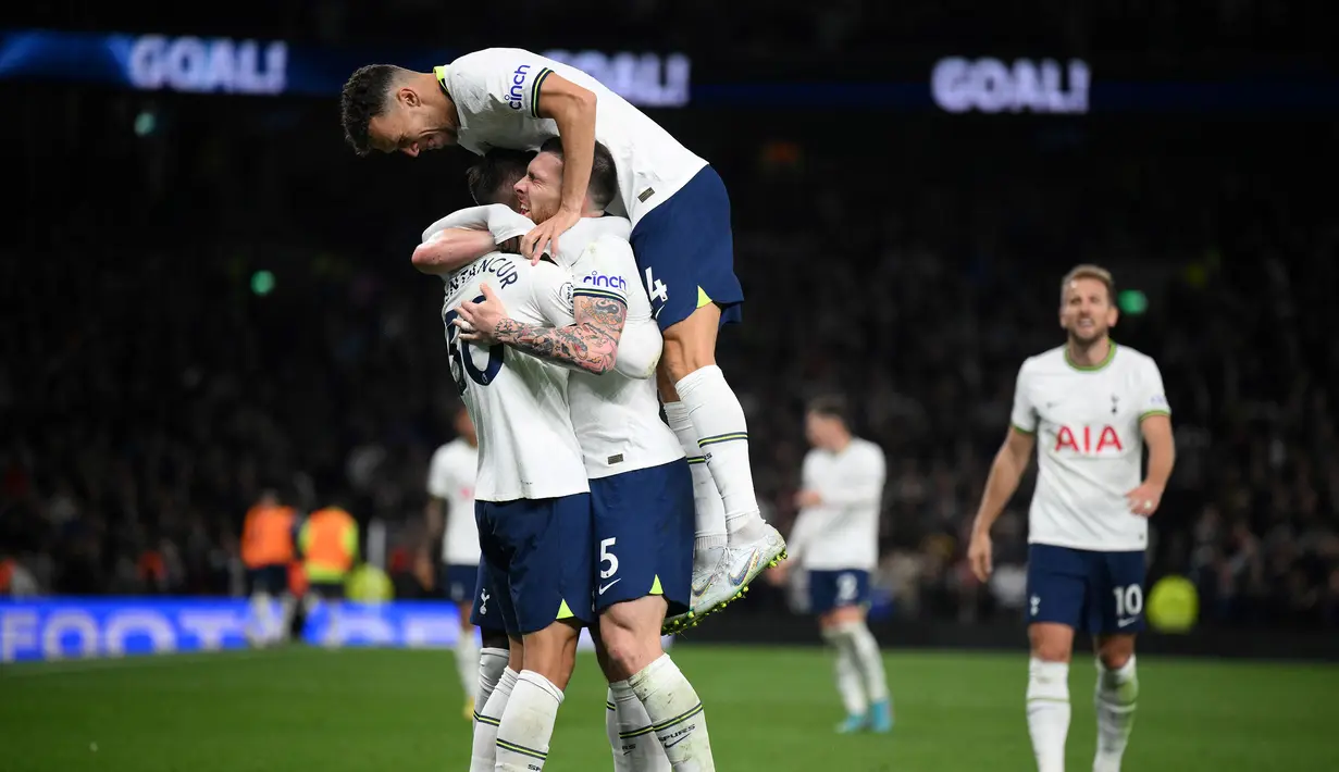 Pemain Tottenham Hotspur melakukan selebrasi setelah Pierre-Emile Hojbjerg (tengah) mencetak gol pada laga lanjutan Liga Inggris 2022/2023 antara Tottenham Hotspur melawan Everton di Tottenham Hotspur Stadium, London, 15 Oktober 2022. Tottenham tercatat menjadi salah satu klub Liga Inggris yang sering meraih kemenangan di kandang musim ini. The Lilywhites berhasil meraih 10 kemenangan kandang dari 29 laga. (AFP/Daniel Leal)