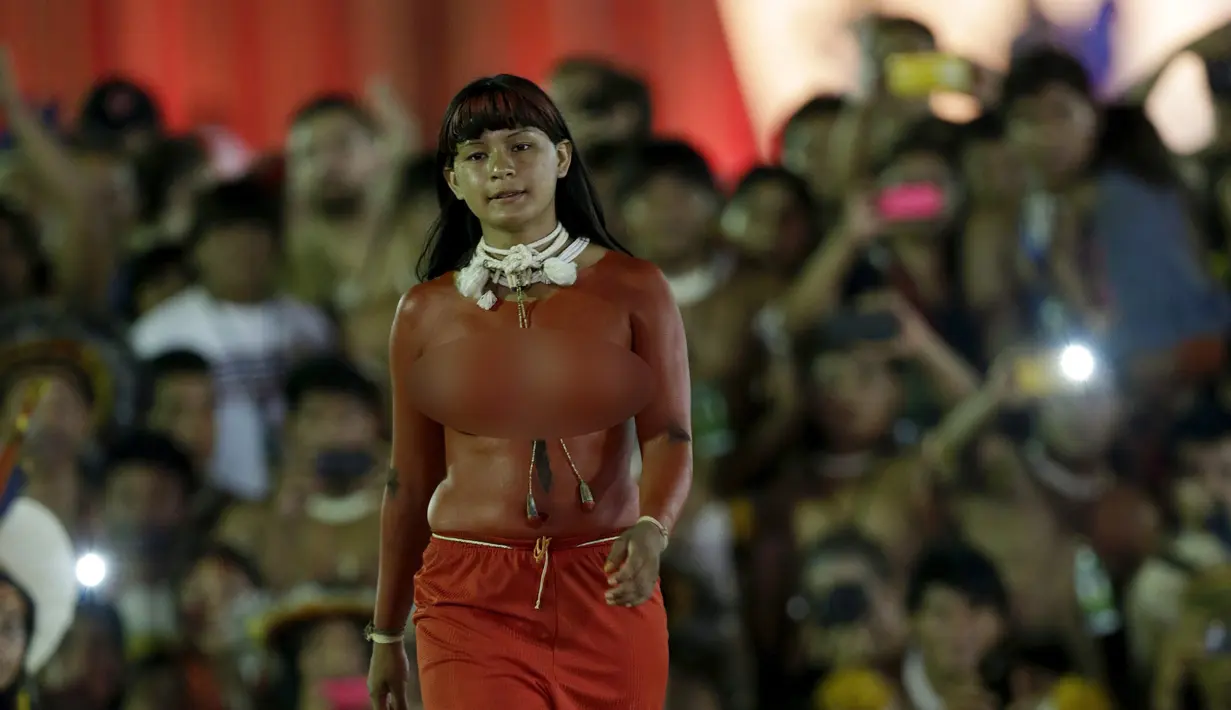 Seorang wanita adat tanpa busana saat mengikuti parade Kecantikan Adat Internasional dalam Olimpiade bagi masyarakat adat dunia di, Palmas, Brasil, (24/10/2015).  Sekitar 48 etnik dari berbagai dunia ikut dalam kejuaraan ini. (REUTERS/Ueslei Marcelino)