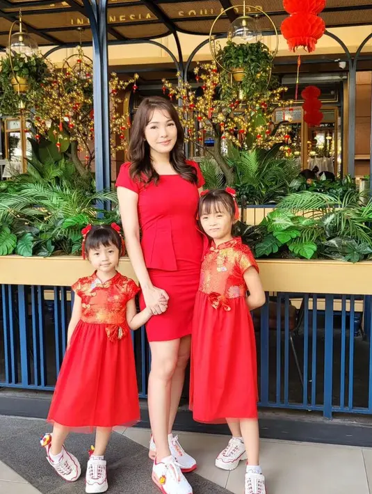 Maya Septha mengenakan dress bodycon lengan pendek dengan aksen pada bagian perutnya hingga dress tidak terlihat monoton. [@mayaseptha7]