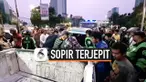 Kecelakaan menimpa sebuah bajaj dan mobil di kawasan Gunung Sahari. Sopir bajaj terjepit gagang setir karena ringsek setelah menabrak mobil yang tiba-tiba berhenti.
