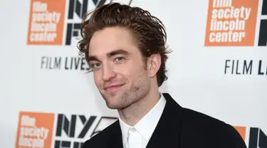 Aktor asal Inggris, Robert Pattinson menghadiri premiere film HIGH LIFE dalam event New York Film Festival di New York City, Selasa (2/10). Robert Pattinson muncul dengan gaya nyentrik yang sukses mencuri perhatian. (Jamie McCarthy/Getty Images/AFP)