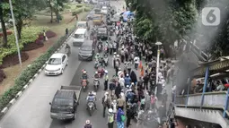 Massa pendukung memadati Pengadilan Negeri Jakarta Timur saat sidang perdana Rizieq Shihab, Jakarta, Selasa (16/3/2021). Massa mendatangi PN Jakarta Timur untuk menyaksikan sidang Rizieq Shihab terkait kasus kerumunan dan tes usap meski digelar secara virtual. (merdeka.com/Iqbal S. Nugroho)