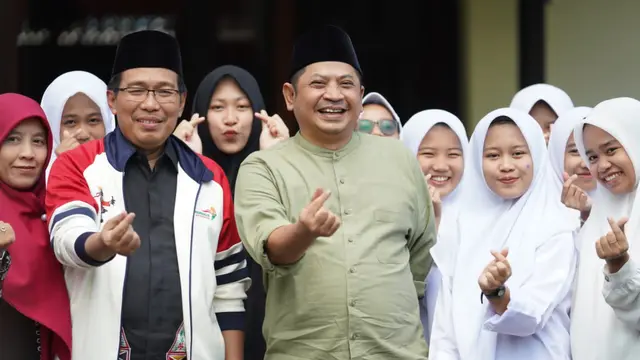 Direktur Jenderal Pendidikan Islam Kementerian Agama RI, Muhammad Ali Ramdhani, bersama para santriwati Pesantren Al-Musaddadiyah Garut, di sela-sela konser Peacesantren di Garut, Sabtu (23/03/2024).
