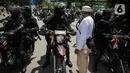 Aparat kepolisian membubarkan peserta aksi Reuni 212 yang bertahan di Jalan Abdul Muis, Jakarta, Kamis (2/12/2021). Tindakan ini diambil demi menghindari terjadinya kerumunan massa. (Liputan6.com/Faizal Fanani)