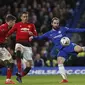 Gonzalo Higuain melepaskan tendangan pada babak kelima FA Cup yang berlangsung di stadion Stamford Bridge, London, Selasa (19/2). Man United menang 2-0 atas Chelsea. (AFP/Adrian Dennis)