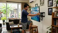 Cara Memasang TV di Dinding Sendiri dengan Aman untuk Dinding Bata hingga Gypsum