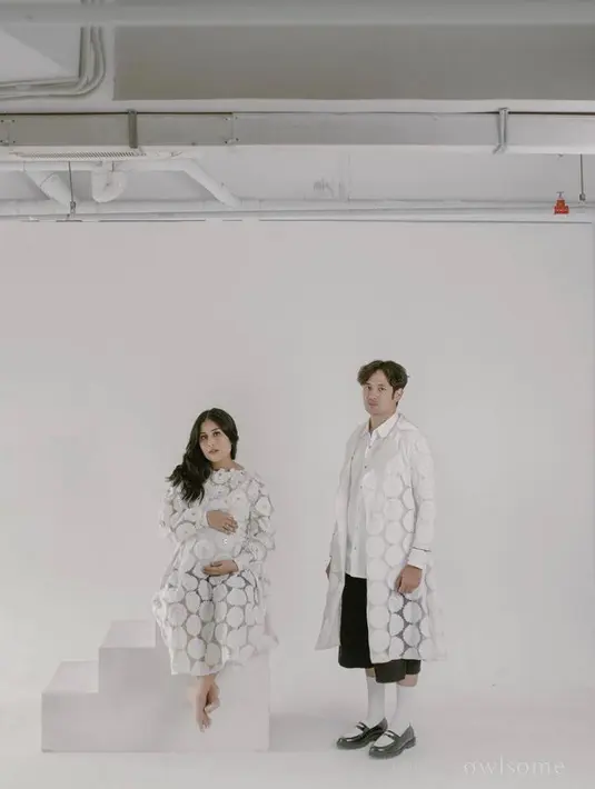 Senada dengan sang istri, Tarra Budiman juga mengenakan outer panjang dengan motif serupa dari Wilsen Willim yang dipadukan kemeja dan celana pendek hitam.  (Instagram/gyaps).