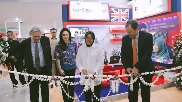 6 Potret Tri Rismaharini Resmikan English Corner di Perpustakaan Umum Kota Surabaya