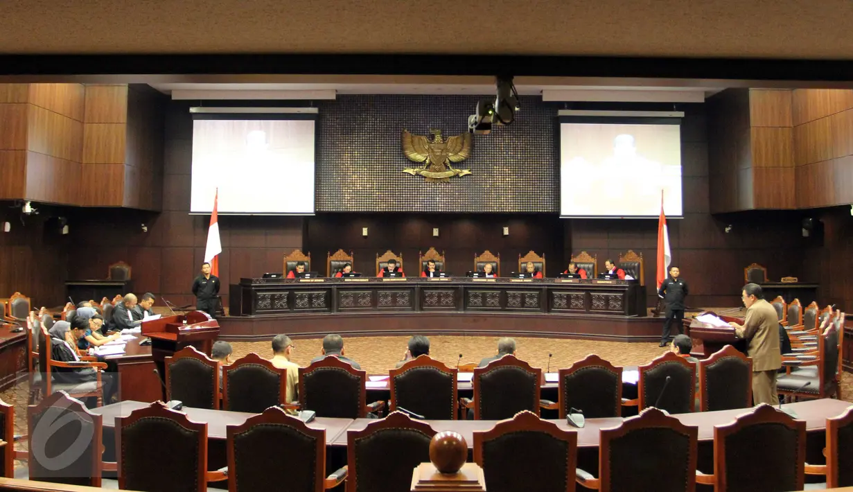 Suasana sidang uji materi UU Nomor 26 Tahun 2000 tentang Pengadilan HAM di Gedung Mahkamah Konstitusi, Jakarta, Selasa (8/9). Permohonan uji materi ini diajukan keluarga korban 1998. (Liputan6.com/Helmi Afandi)