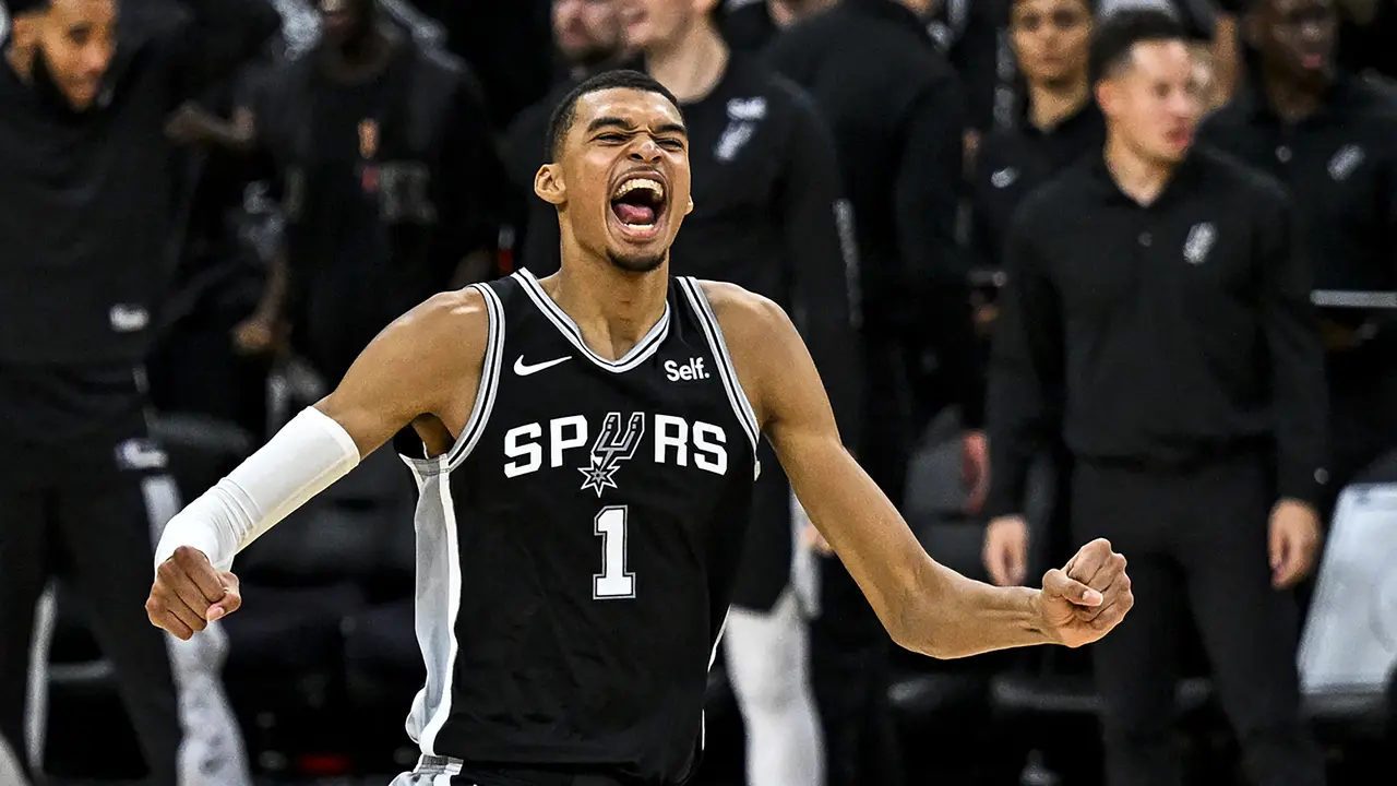 Selebrasi Victor Wembanyama saat meraih kemenangan perdana di NBA