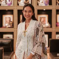 Happy Salma terlihat manis dalam balutan kebaya Kartini berwarna putih. Dipadukan dengan bros dan kain batik dengan dasar putih yang senada [@happysalma]