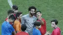 Gelandang Liverpool, Mohamed Salah foto bersama anak-anak selama sesi latihan jelang bertanding melawan Chelsea pada Piala Super Eropa 2019 di Stadion Taman Besiktas, di Istanbul (13/8/2019). (AP Photo/Lefteris Pitarakis)