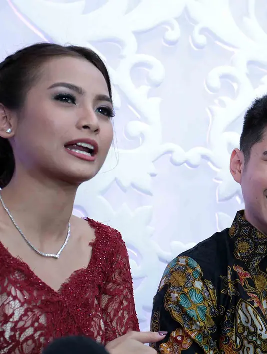 Vicky pun mengakui di awal pertemuan dan pertemanan mereka, dirinya tidak memperhatikan sosok Acha. Bahkan awalnya ia mengaku tidak memiliki perasaan dengan wanita yang sebentar lagi dinikahinya. (Deki Prayoga/Bintang.com)