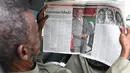 <p>Seorang pria membaca koran lokal dengan penghormatan untuk mantan presiden Kenya Mwai Kibaki, di Nairobi, pada 23 April 2022. Mantan Presiden Kenya, Mwai Kibaki, yang pernah memimpin negara Afrika Timur itu selama lebih dari satu dekade, dikabarkan meninggal dunia pada Jumat (22/4) di usia 90 tahun. (Simon MAINA / AFP)</p>