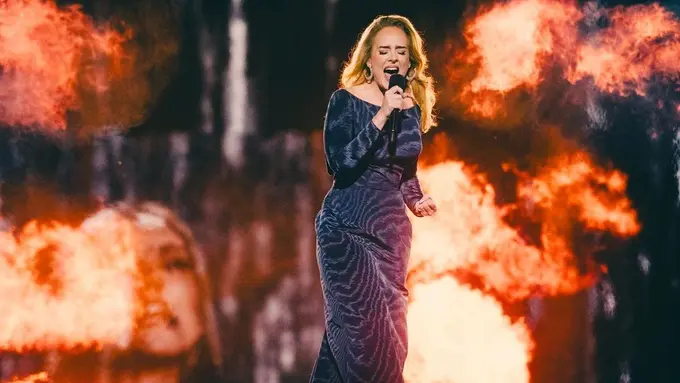 Gaya Memukau Adele Bergaun Biru Dongker dengan Ekor Panjang di Malam Pembukaan Konser Residensi Munich