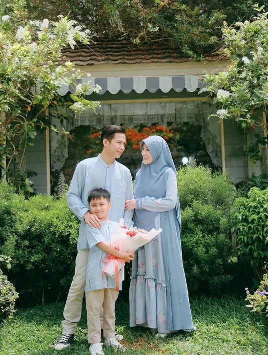 Meski sudah memiliki semuanya, tapi Yusuf anak Larissa dengan Alvin masih butuh sosok ayah.  "Gue tahu loe sudah punya semuanya, tapi Yusuf butuh sosok. Loe enggak boleh egois," tambah Larissa Chou menirukan ucapan sahabatnya itu.  [Instagram/larissachou]