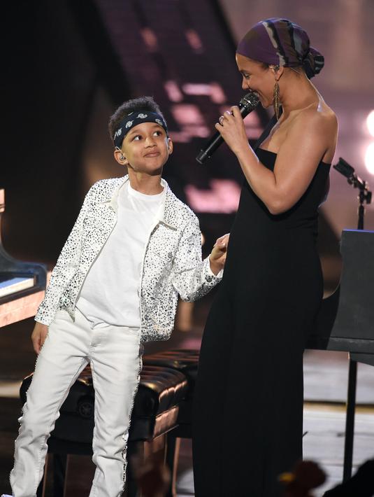 Penyanyi Alicia Keys saat berkolaborasi dengan sang putra Egypt Dean di panggung iHeartRadio Music Awards 2019 di Los Angeles, California, AS (14/3). Di acara tersebut Alicia Keys dan putranya membawakan dua lagu hitsnya. (AP Photo/Chris Pizzello)