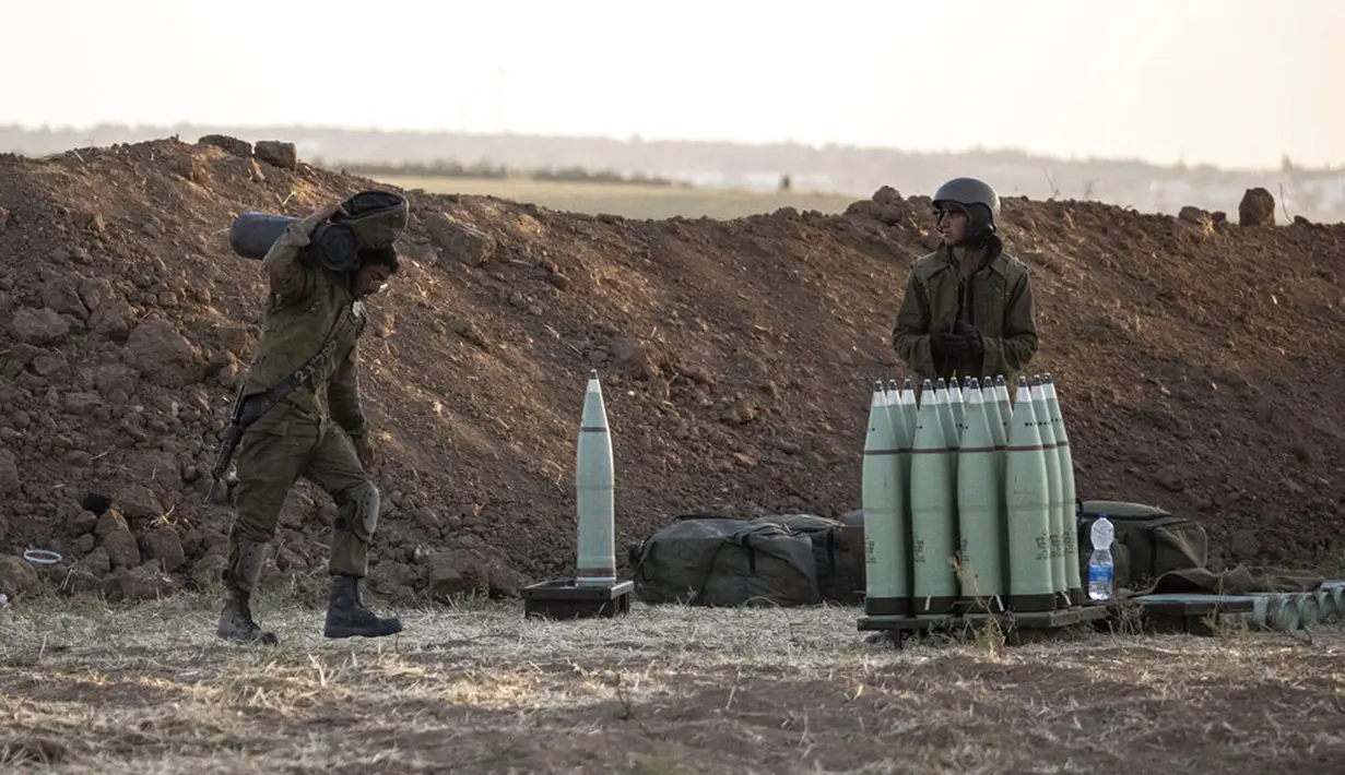 Tentara Israel memindahkan peluru artileri di perbatasan Gaza-Israel, Rabu (19/5/2021). Jumlah penduduk Jalur Gaza yang tewas akibat serangan Israel sampai saat ini mencapai 228 orang. (AP Photo/Tsafrir Abayov)