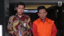 Sekretaris Dinas PUPR Kabupaten Mesuji Wawan Suhendra (kanan) usai menjalani pemeriksaan di Gedung KPK, Jakarta, Kamis (18/4). Wawan diperiksa sebagai tersangka terkait dugaan fee suap proyek infrastruktur di Kabupaten Mesuji. (merdeka.com/Dwi Narwoko)