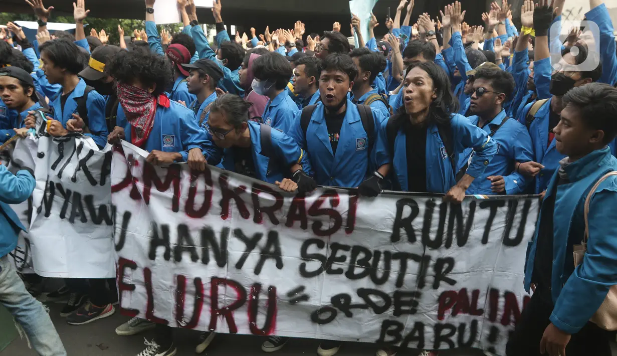 Aliansi Mahasiswa dari berbagai universitas melakukan aksi jalan kaki menuju Gedung MPR/DPR/DPD untuk menyuarakan aspirasi, Senin (11/4/2022). Dalam aksinya, mereka menuntut penurunan harga bahan pangan, menolak isu perpanjangan masa jabatan Presiden. (Liputan6.com/Helmi Fithriansyah)