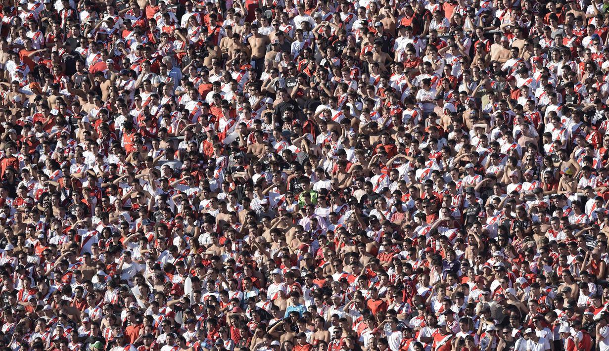 Suporter River Plate memberikan dukungan kepada timnya saat melawan Boca Juniors di Stadion Monumental, Buenos Aires, Argentina, Minggu (6/3/2016). (AFP/Juan Mabromata)