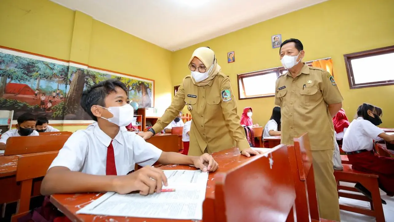 Bupati Banyuwangi Ipuk Fiestiandani (Kanan) Pantau Pelaksanaan PTM 50 Persen di SDN 2 Tembokrejo Muncar. (Istimewa)