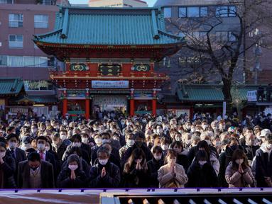 Orang-orang mengunjungi Kuil Kanda Myojin untuk berdoa Tahun Baru di Tokyo pada 4 Januari 2023.  Karyawan perusahaan, banyak yang mengenakan jas, berbondong-bondong ke kuil Kanda Myojin di pusat kota Tokyo untuk mempersembahkan doa tradisional untuk "bisnis yang baik" pada 4 Januari, hari kerja pertama tahun ini. (AFP/Kazuhiro Nogi)