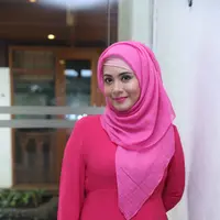 "Sekarang (kejahatan) lebih terang-terangan dan nyata. Yang saya prihatin, ada yang jualan mainan balon tapi bentuknya kayak kondom. Ya ampun segitunya ya mau rusak anak bangsa," kata Elma Theana di Ampera, Jakarta Selatan. (Nurwahyunan/Bintang.com)