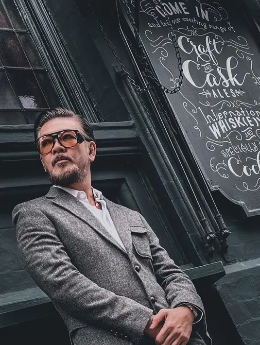 <p>Ketampanan dan wibawa makin terpancar ketika Ferry Salim mengenakan setelan jas. [Foto: Instagram.com/ferrysal!m]</p>