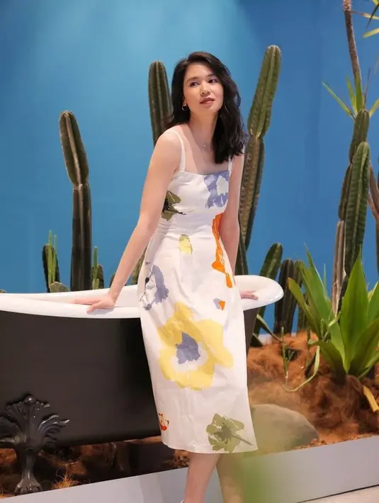 Penampilannya yang selalu simpel tapi elegan ini membuat aura kecantikannya semakin terpancarkan dan menambah pesonanya. (instagram.com/laurabas)