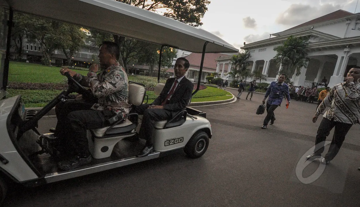 Presiden Joko Widodo (Jokowi) menaiki golf car saat akan menggelar rapat terbatas bersama para menteri Kabinet Kerja di Kantor Presiden, Jakarta, Senin (6/4/2015). Rapat membahas tentang ketersediaan beras nasional (Liputan6.com/Faizal Fanani)
