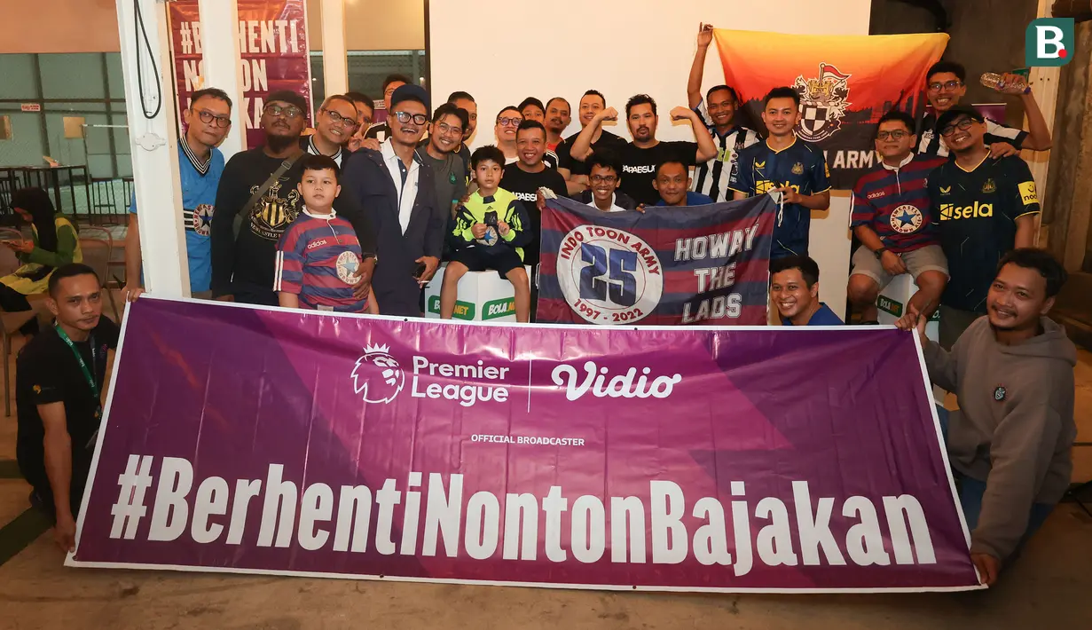 <p>Sejumlah pendukung Newcastle United yang tergabung dalam Indo Toon Army berfoto bersama setelah Roaring Night Liga Inggris 2023/2024 melawan Brighton di Triboon Kemang, Jakarta Selatan, Sabtu (11/05/2024). (Bola.com/Abdul Aziz)</p>