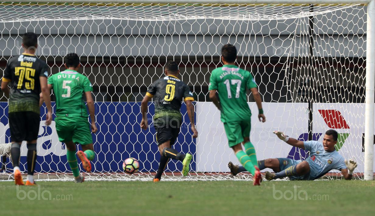 Pemain Sriwijaya FC, Alberto Goncalves mencetak gol ke gawang Bhayangkara FC pada lanjutan Liga 1 2017 di Stadion Patriot Bekasi, Minggu (20/8/2017). (Bola.com/Nicklas Hanoatubun)