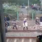 KRL Commuter Line, Tanah Abang-Parung Panjang Anjlok, penumpang berjalan menuju stasiun terdekat. (Marco Tampubolon/Liputan6.com)