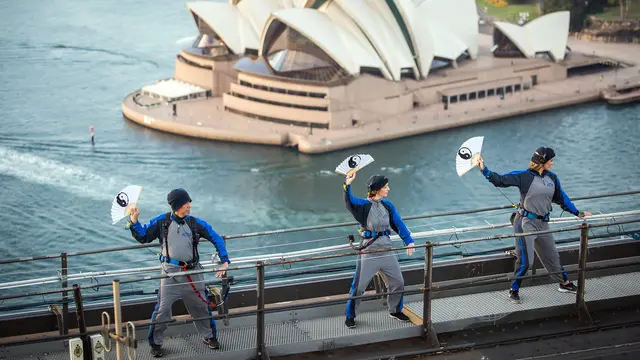 20170502-Berlatih Bela Diri Tai Chi di Atas Jembatan Sydney-AFP