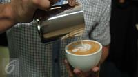 Barista membuat latte art di secangkir cappuccino, (30/3). (Liputan6.com/Gempur M Surya)