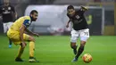 Penyerang AC Milan, Carlos Bacca (kanan) berusaha membawa bola dari kawalan gelandang Chievo, Giampiero Pinzi pada laga serie A di stadion San Siro, Italia (28/10/2015). AC Milan menang atas Chievo dengan skor 1-0. (AFP PHOTO/OLIVIER MORIN)