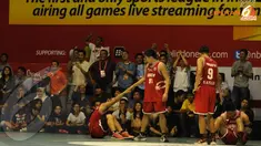Pebasket Garuda Bandung terduduk lesu usai dikalahkan Pelita Jaya Jakarta dengan skor tipis 68-66 (Liputan6.com/Helmi Fithriansyah) 