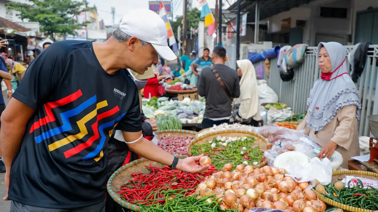 Gubernur Jawa Tengah (Jateng) Ganjar Pranowo mengecek lonjakan harga cabai di Kota Purwokerto, Banyumas, Jateng.(Istimewa)