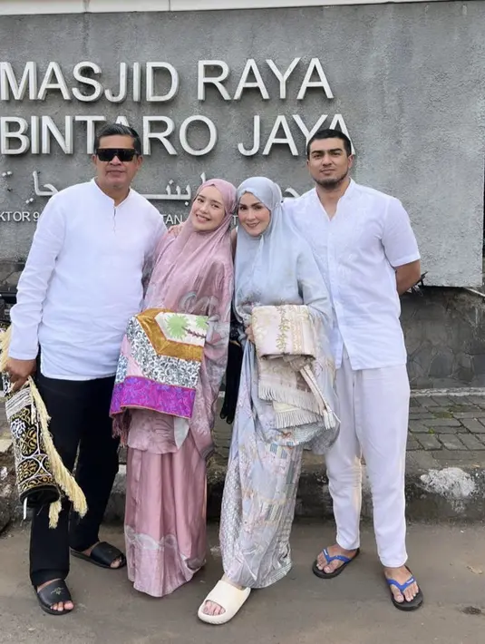 Beby Tsabina tampil dengan mukena warna pink saat sholat Idul Adha tahun ini. @bebytsabina