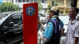 Selain mampu mengurangi kemacetan, parkir meter di lokasi tersebut juga mampu mendongkrak pendapatan dari retribusi parkir hingga 12 kali lipat, Jakarta, Senin (6/10/2014) (Liputan6.com/Faizal Fanani)