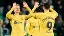 Pemain Barcelona Frenkie de Jong (kiri) dan rekan setimnya Robert Lewandowski merayakan kemenangan atas Real Betis pada akhir pertandingan sepak bola Liga Spanyol di Stadion Benito Villamarin, Seville, Spanyol, 1 Februari 2023. Barcelona genap mengoleksi 50 poin dan unggul 8 poin dari Real Madrid usai menang 2-1 atas Real Betis pada lanjutan Liga Spanyol. (AP Photo/Jose Breton)
