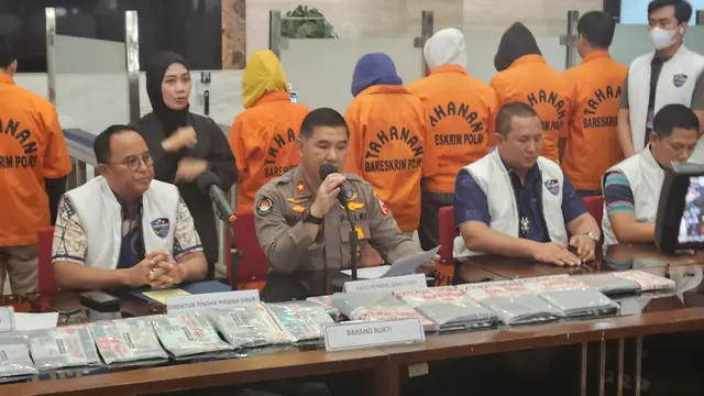 Bareskrim Polri kembali berhasil mengungkap sindikat judi online.  Sebanyak 11 orang yang merupakan pengelola situs judi online Auto88, ditangkap di kawasan Denpasar Bali, Kamis kemarin, (7/9/2023). (Merdeka.com/Bachtiarudin Alam)
