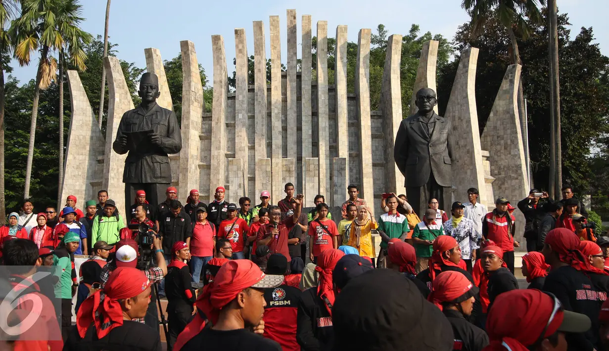 Massa buruh dari berbagai elemen berorasi di Tugu Proklamasi, Jakarta, Jumat (20/11). Dalam aksinya, para buruh menuntut pencabutan Peraturan Presiden (PP) No.78 Tahun 2015 tentang pengupahan, tolak formula upah minimum. (Liputan6.com/Immanuel Antonius)