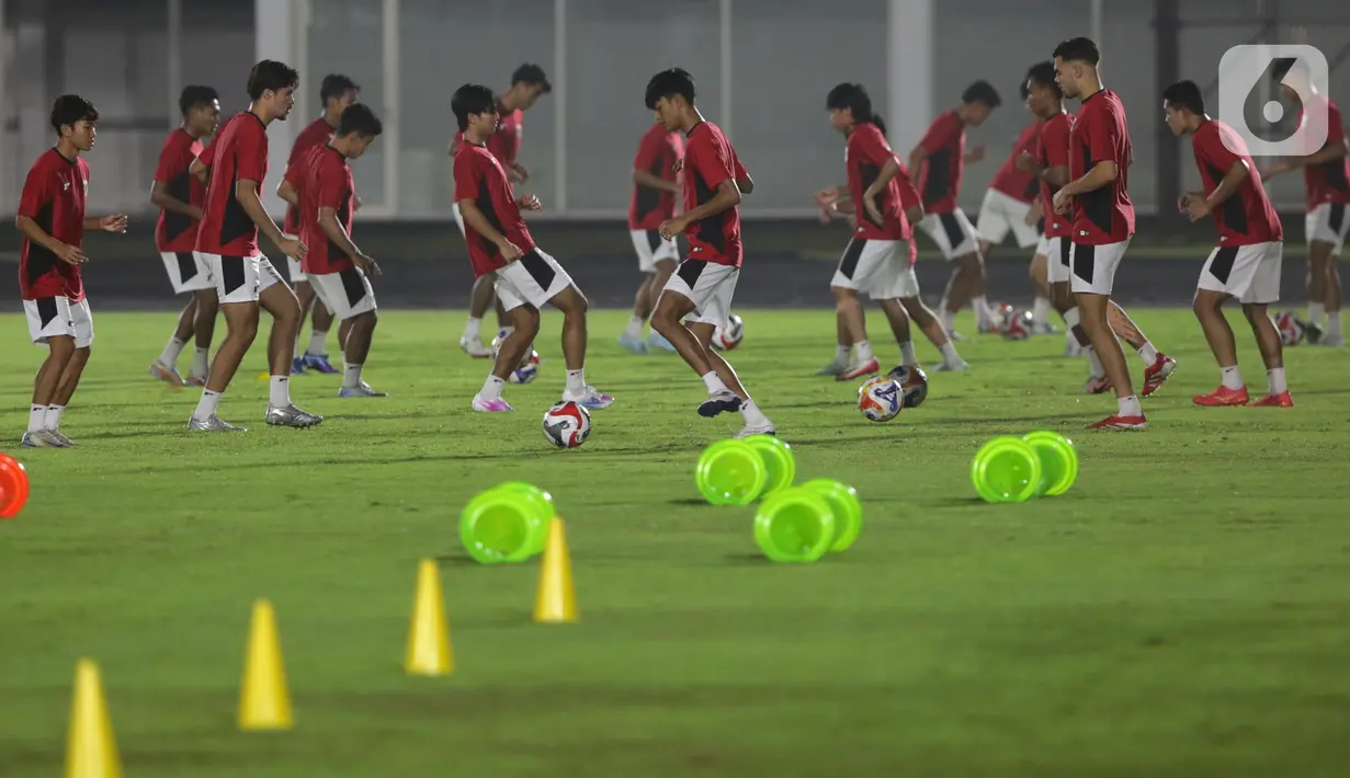 Suasana latihan Garuda Muda terlihat santai. Tidak tampak ketegangan di wajah pemain menjelang laga final. Hanya saja tak banyak juga kegembiraan. (Liputan6.com/Helmi Fithriansyah)