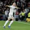 Gelandang Real Madrid, Arda Guler, mencetak gol spektakuler saat timnya menang 4-1 atas Elche pada laga pekan ke-28 La Liga di Santiago Bernabeu, Minggu (15/03/2026) dini hari WIB. (AFP/Oscar DEL POZO)