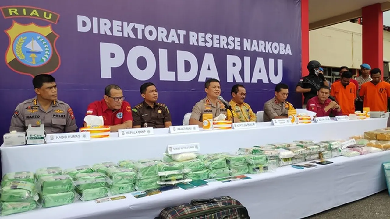 Polda Riau memperlihatkan barang bukti sindikat narkoba internasional berupa sabu dan ekstasi.